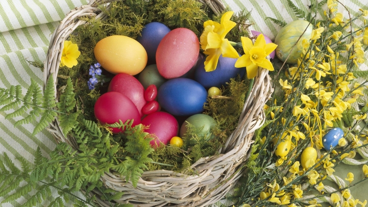 panier-Paques-osier-mousse-oeufs-multicolores panier de Pâques