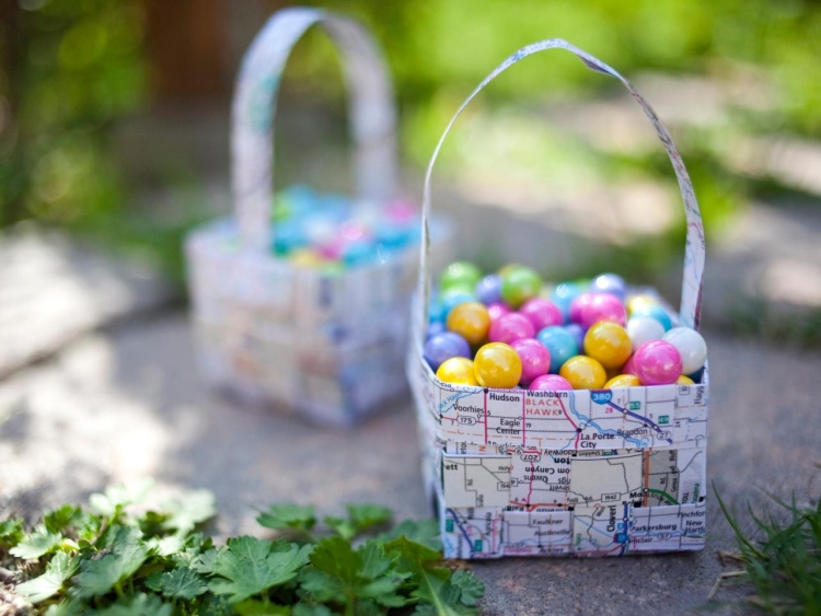 panier-Paques-papier-petits-oeufs-multicolores panier de Pâques