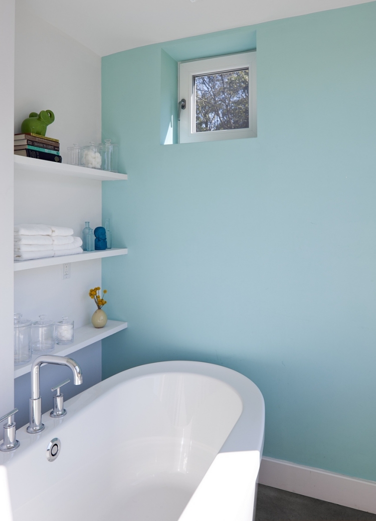 peinture-salle-bain-bleu-pâle-étagères-baignoire peinture pour salle de bain