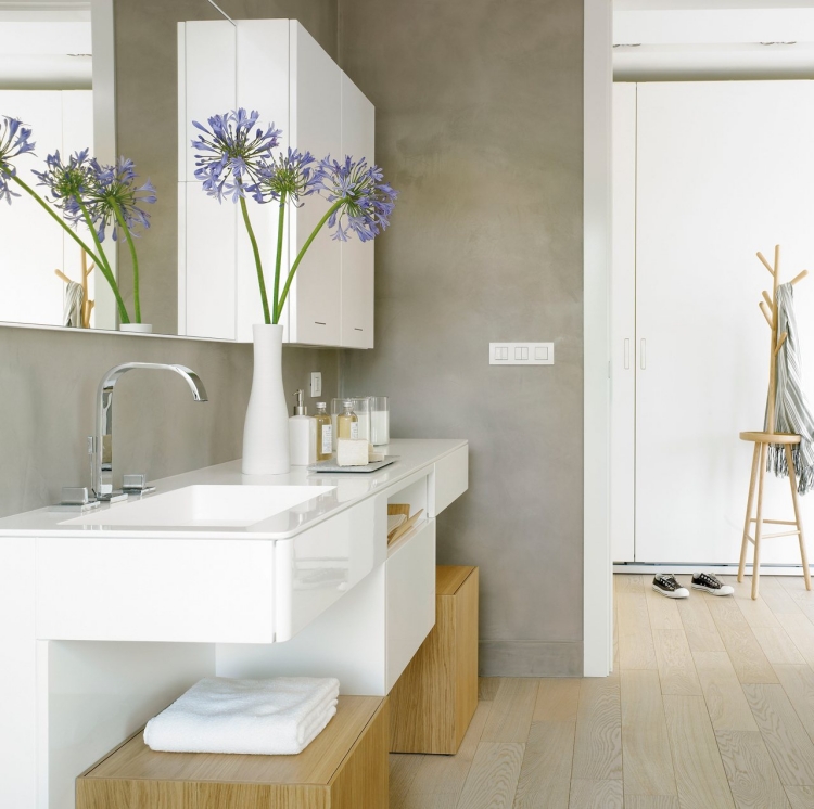 peinture-salle-bain-gris-blanc-fleurs-bleues peinture pour salle de bain