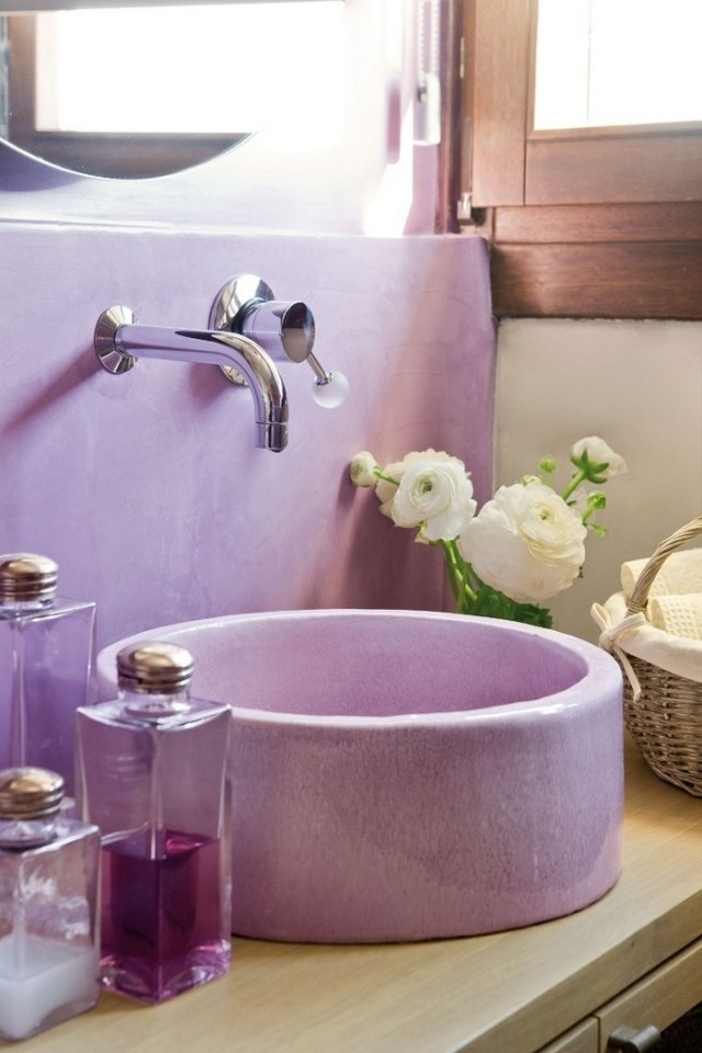 peinture-salle-bain-vasque-mauve-roses-blanches peinture pour salle de bain