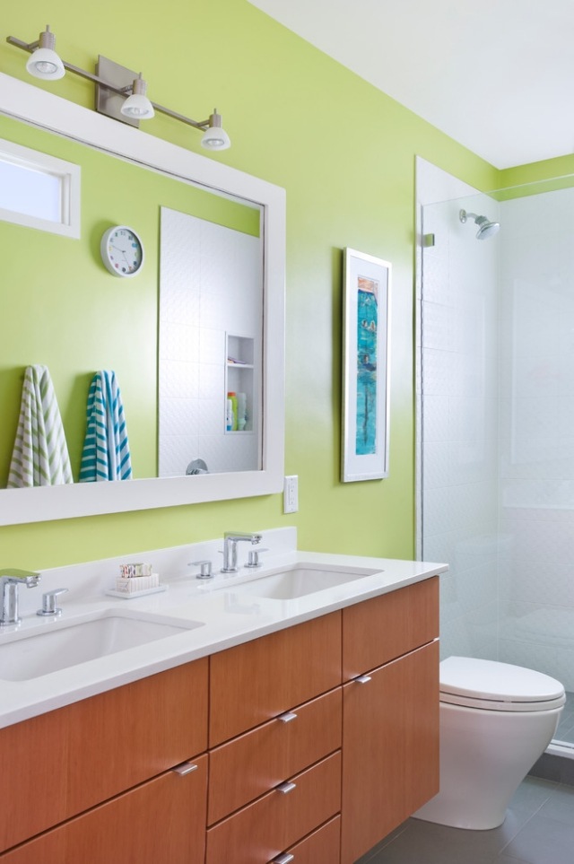peinture-salle-bain-vert-pâle-meuble-vasque-bois peinture pour salle de bain