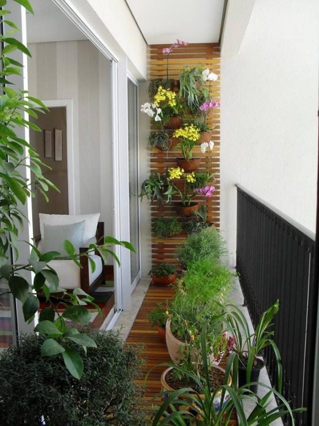 plantes-balcon-jardin-vertical-fleurs-jaunes-roses-blanches plantes balcon