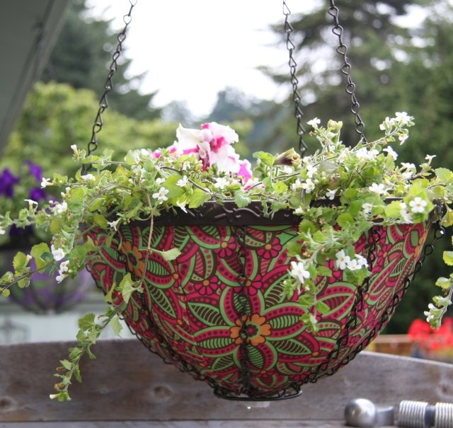 pot-fleurs-suspendu-couleurs-pétunias pot de fleurs suspendu