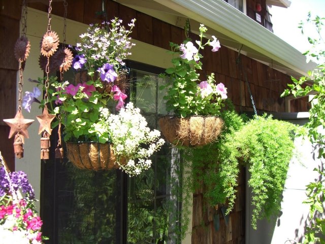 pot-fleurs-suspendu-fibres-coco-métal-veranda pot de fleurs suspendu