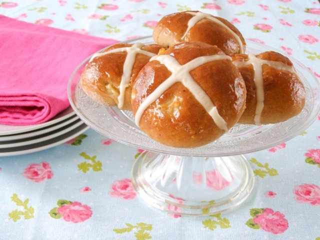 recette de Pâques petits gâteaux anglais glaçage croix