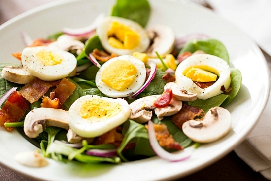 recettes aux œufs durs restes Pâques salade-épinards