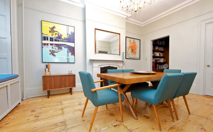 salle à manger design meubles vintage chaises turquoise plancher bois