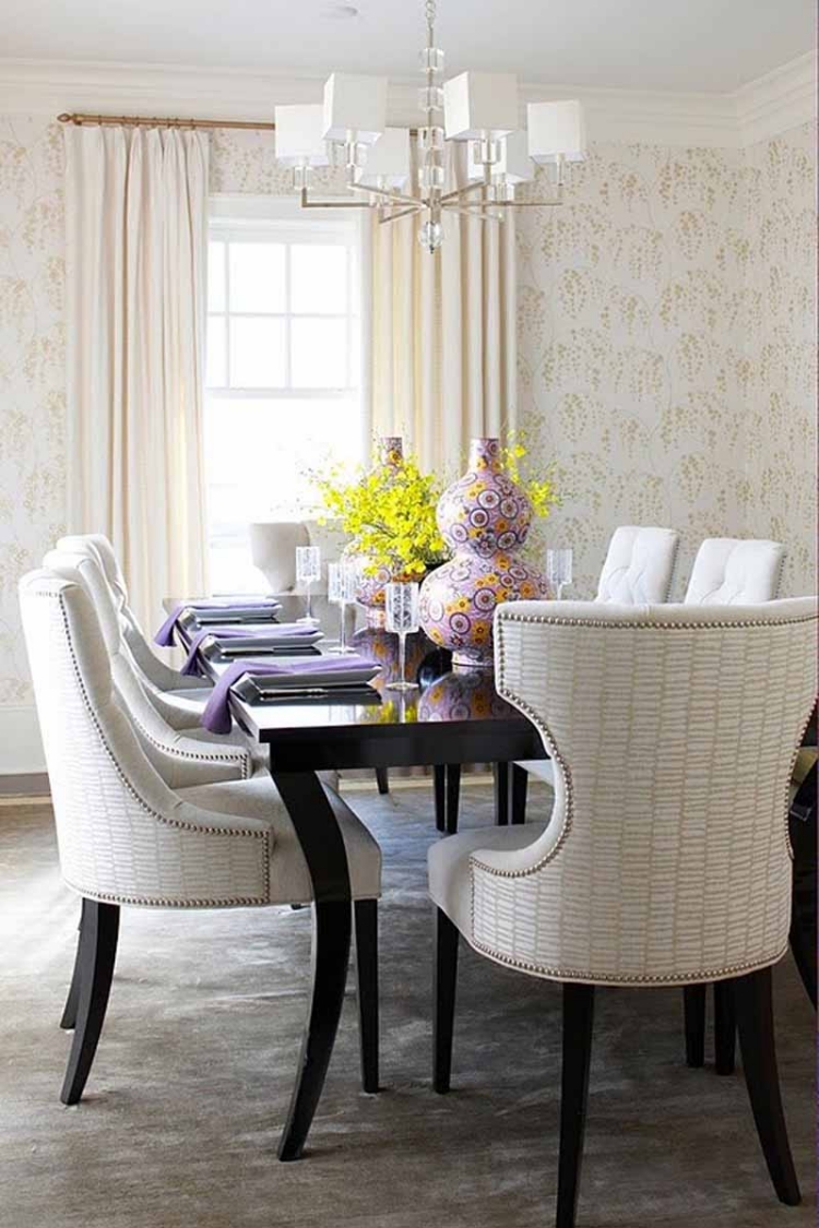 salle-manger-design-table-noire-lustre-chaises salle à manger design