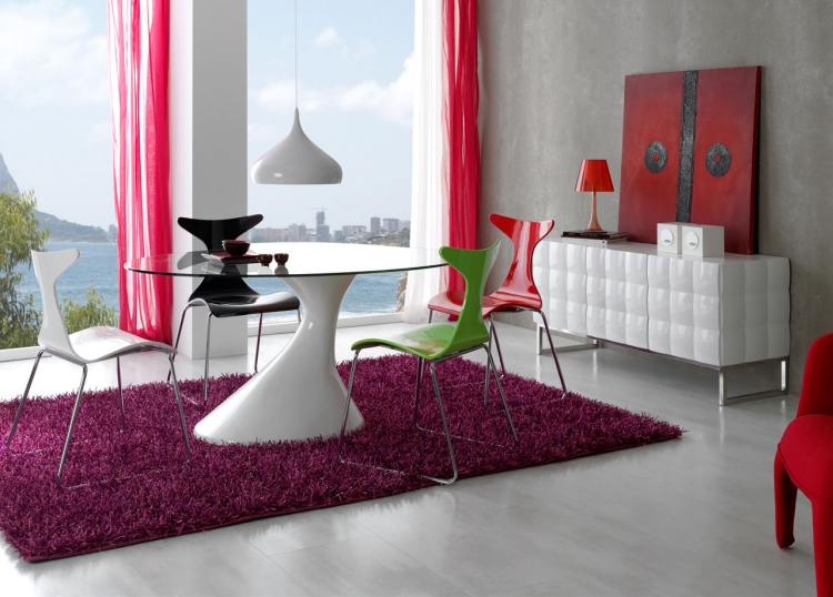 salle-manger-design-table-ronde-chaises-couleurs salle à manger design