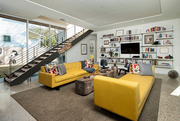 salon-escalier-droit-canapés-cuir-jaune-Brian-Dillard-Architecture