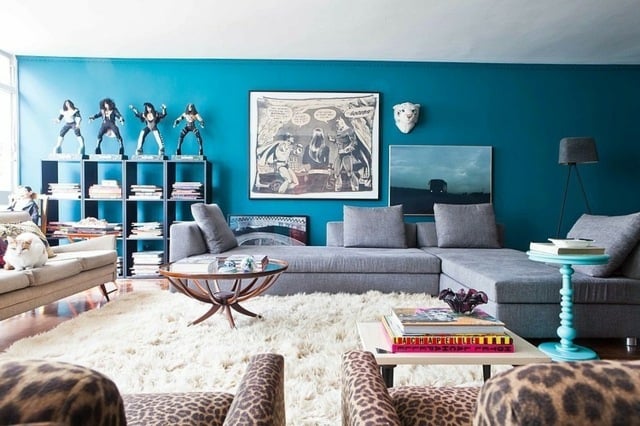salon-mur-bleu-canapé-gris-fauteuils-imprimés-léopard