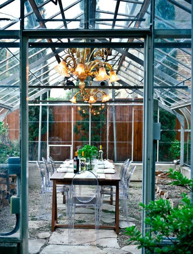 serre-jardin-habitable-chaises-plastique-transparentes-table-bois