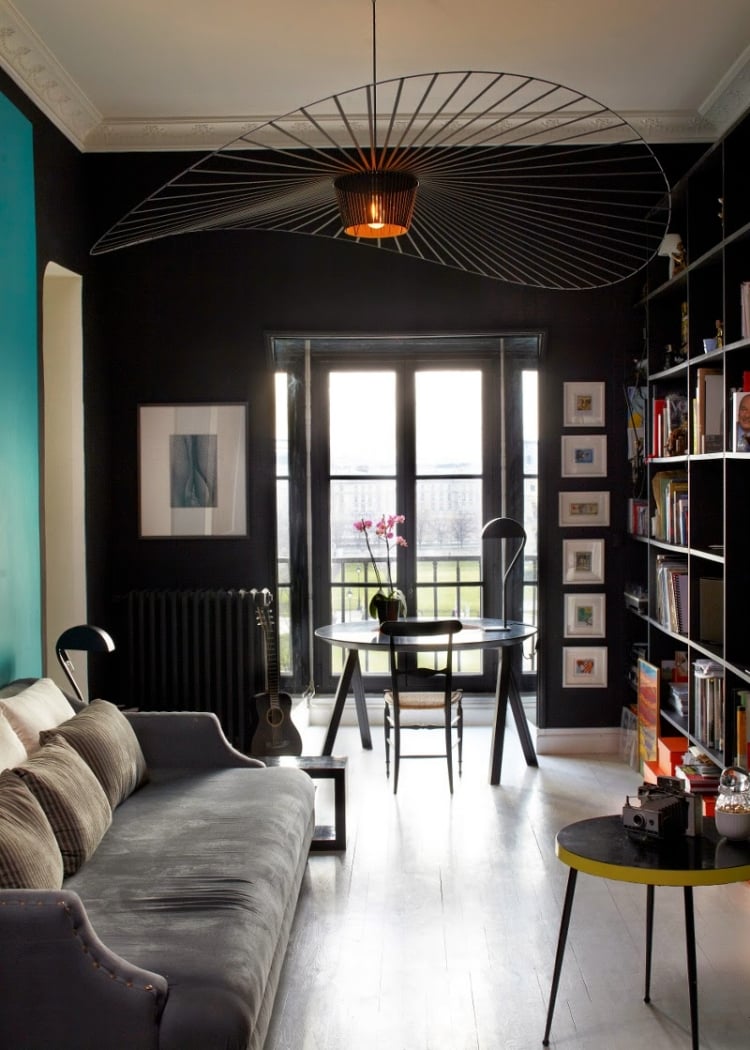 suspension-moderne-murs-noirs-salon-design-Sarah-Lavoine
