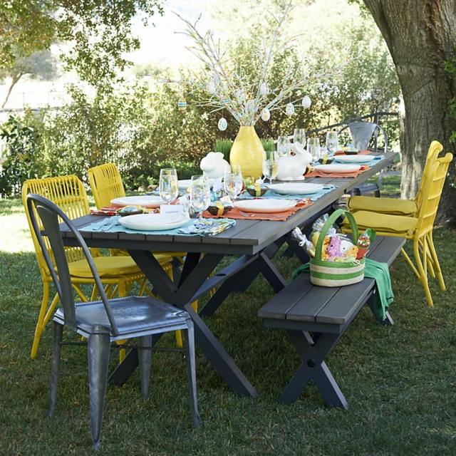 table-banc-jardin-bois-peint-gris-chaises-jaunes