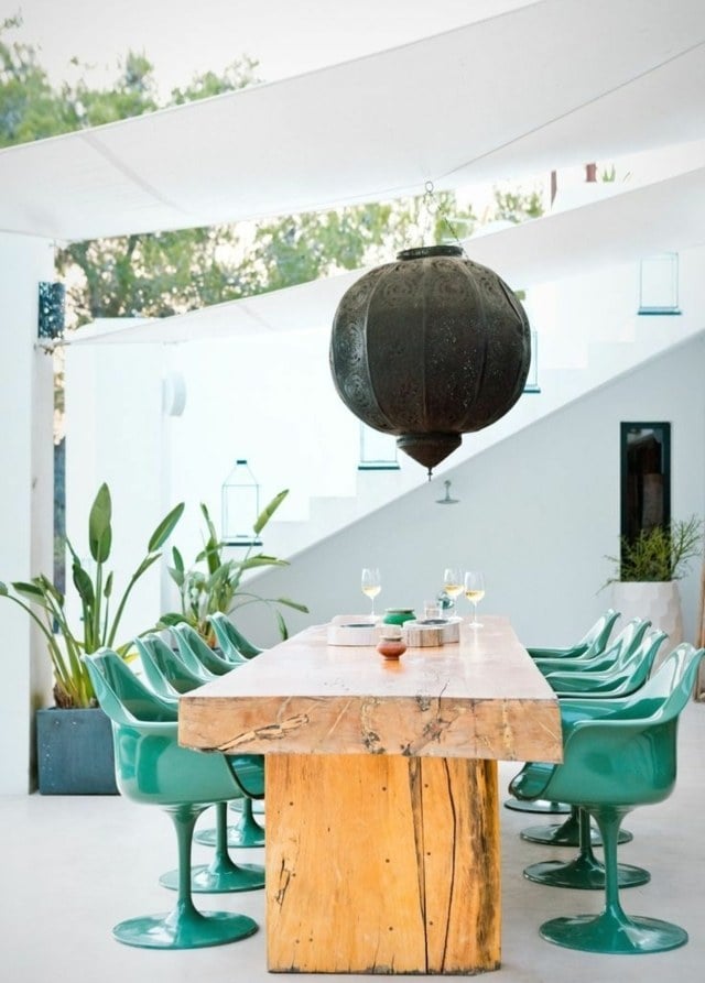 table-bois-massif-chaises-pivotantes-plastique-vert