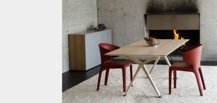 table-bois-massif-pieds-chaises-rouges-assorties