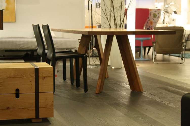 table-bois-massif-style-industriel-chaises-métalliques