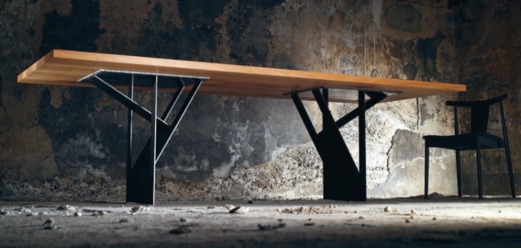table-manger-design-plateau-bois-massif-piètement-acier
