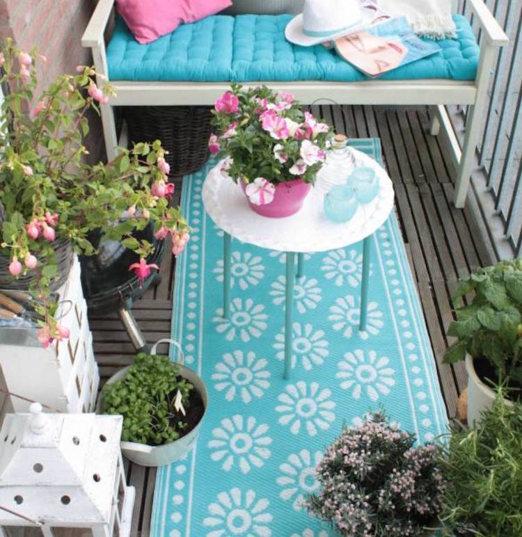 tapis-extérieur-turquoise-blanc-revêtement-balcon-caillebotis