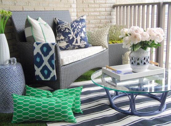 tapis-exterieur-balcon-bleu-blanc-fleurs