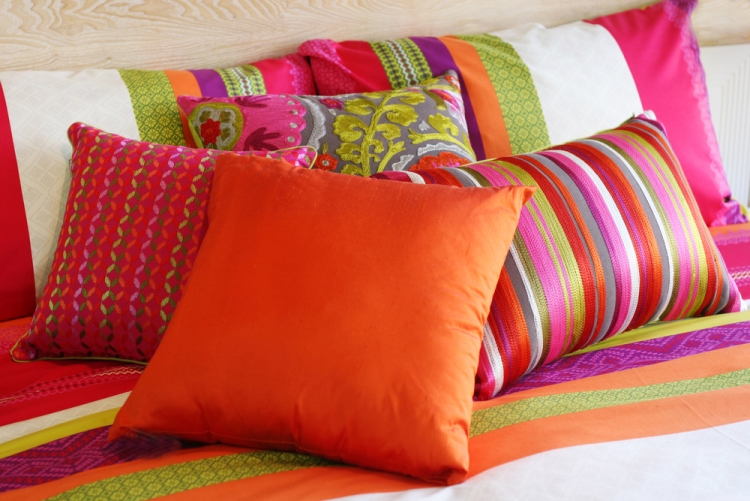 tissus d'ameublement textile-maison-coussins-couleurs