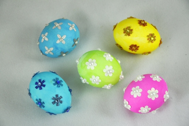 œufs-de-Pâques-fleurs-DIY-perle-rocaille