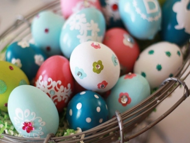 œufs-de-Pâques-motifs-floraux-panier-metal