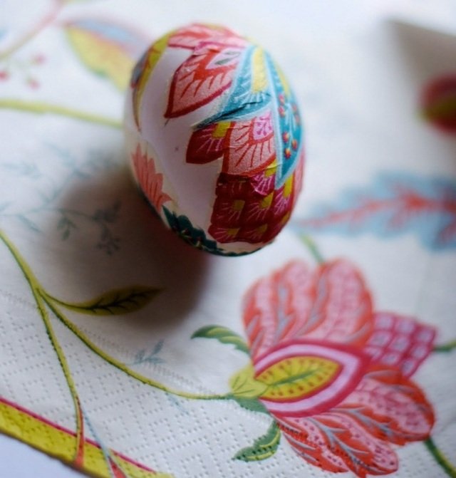 œufs-de-Paques-idee-deco-papier-motif-floral