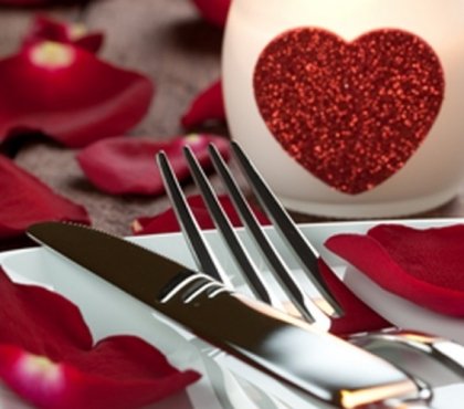 Joyeuse-Saint-Valentin-petals-rose-coeurs-diner-romantique