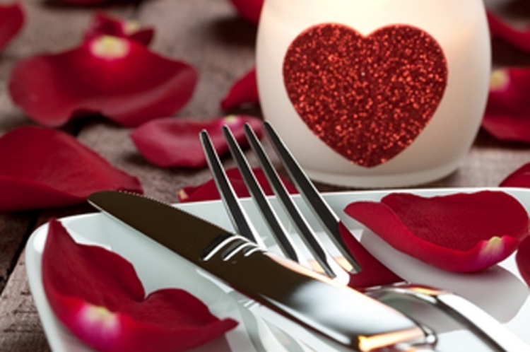 Joyeuse Saint Valentin petals-rose-coeurs-diner-romantique