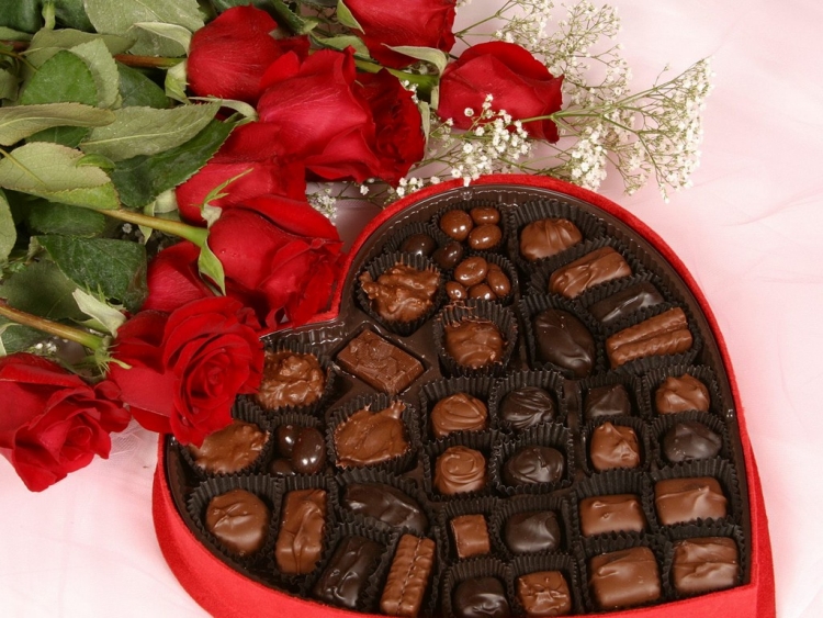 Saint-Valentin-boite-chocolat-forme-coeur-roses
