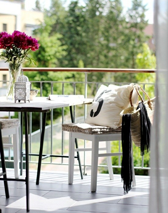 aménagement-balcon-été-idee-decoration-chaise-table-coussin
