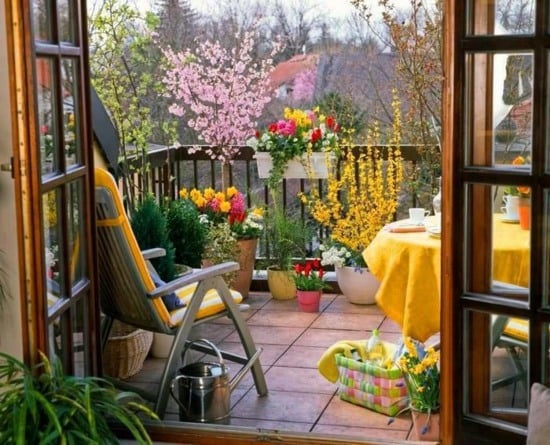 amenagement-balcon-ete-idee-decoration-chaise-table-nappe-jaune