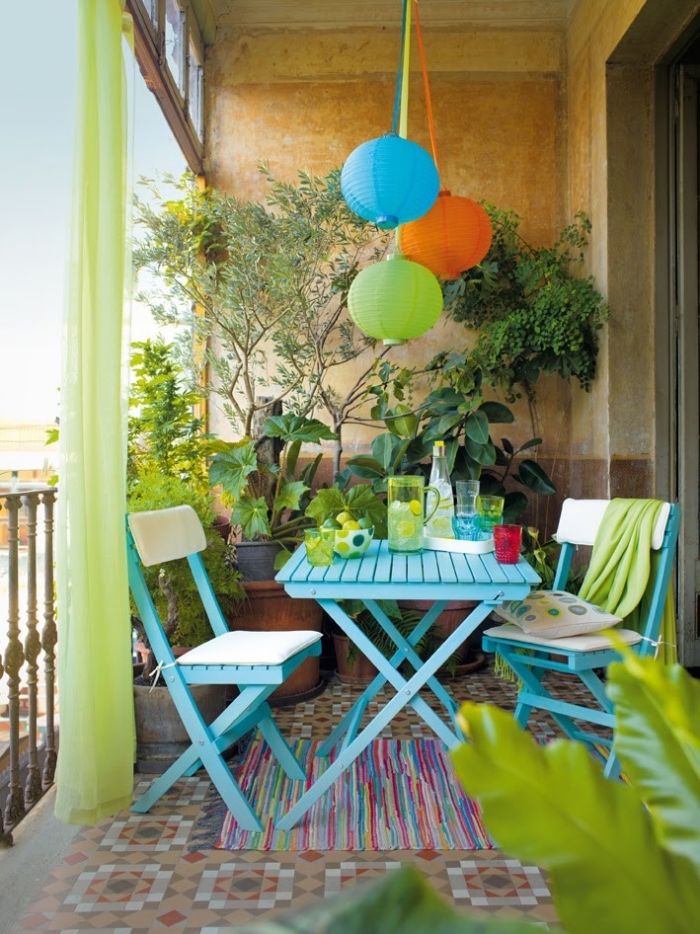 aménagement-balcon-été-idee-decoration-table-rectangulaire-chaises-pliables-couleur-bleue