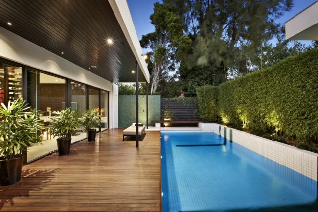 aménagement-jardin-terrasse-bois-piscine-rectangulaire-beau-luminaire