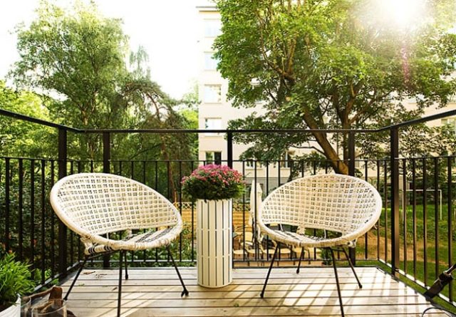 aménagement de terrasse fauteuils-modernes-plante-fleurs