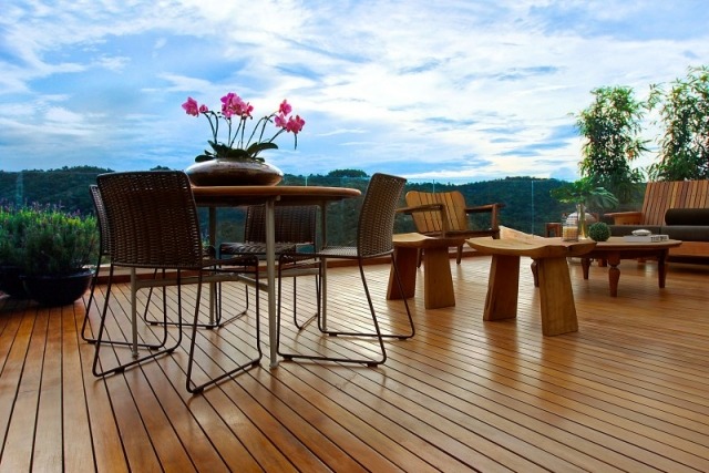 aménagement-terrasse-idée-originale-table-ronde-chaises-caillebotis