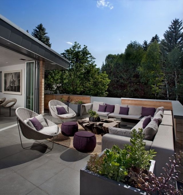 aménagement-terrasse-idee-originale-tabourets-violets-chaises