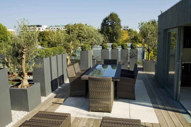 aménagement de terrasse meubles-tressés-pots-carrés-hauts