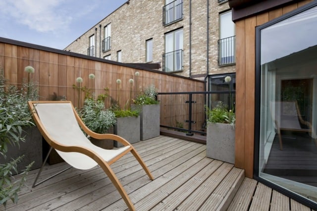 aménagement-toit-terrasse-fauteuil-jardinières-béton