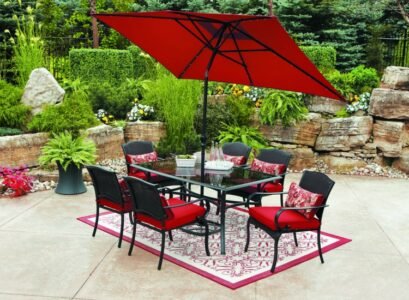 amenagement-coin-repas-parasol-chaises-noir-rouge