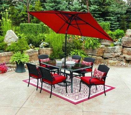 amenagement-coin-repas-parasol-chaises-noir-rouge