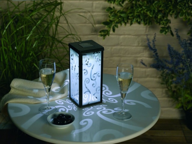 amenagement-exterieur-lanterne-table-plantes-romantique aménagement extérieur