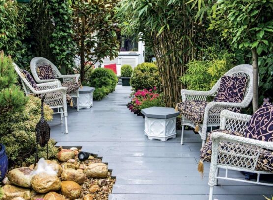 amenagement-exterieur-patio-chaises-rotin-plantes-vertes