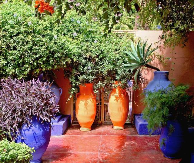 amenagement-exterieur-vases-orange-bleu-plantes aménagement extérieur