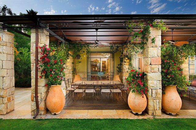 amenagement-exterieur-vases-terra-cuite-style-méditerranneen-jardin aménagement extérieur