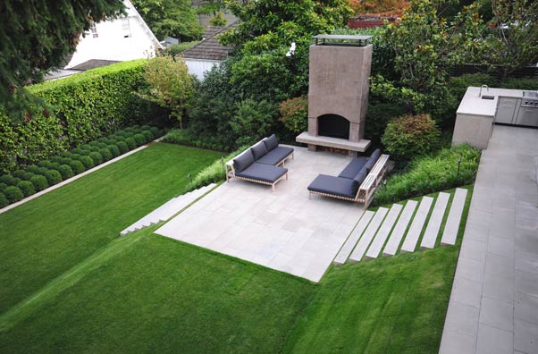 amenagement-jardin-moderne-gazon-salon-cheminée aménagement jardin moderne