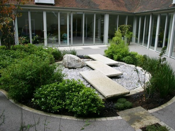 amenagement-jardin-moderne-zen-ardoises-bambou-galets aménagement jardin moderne