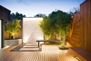amenagement-jardin-moderne-éclairage-arbres-galets